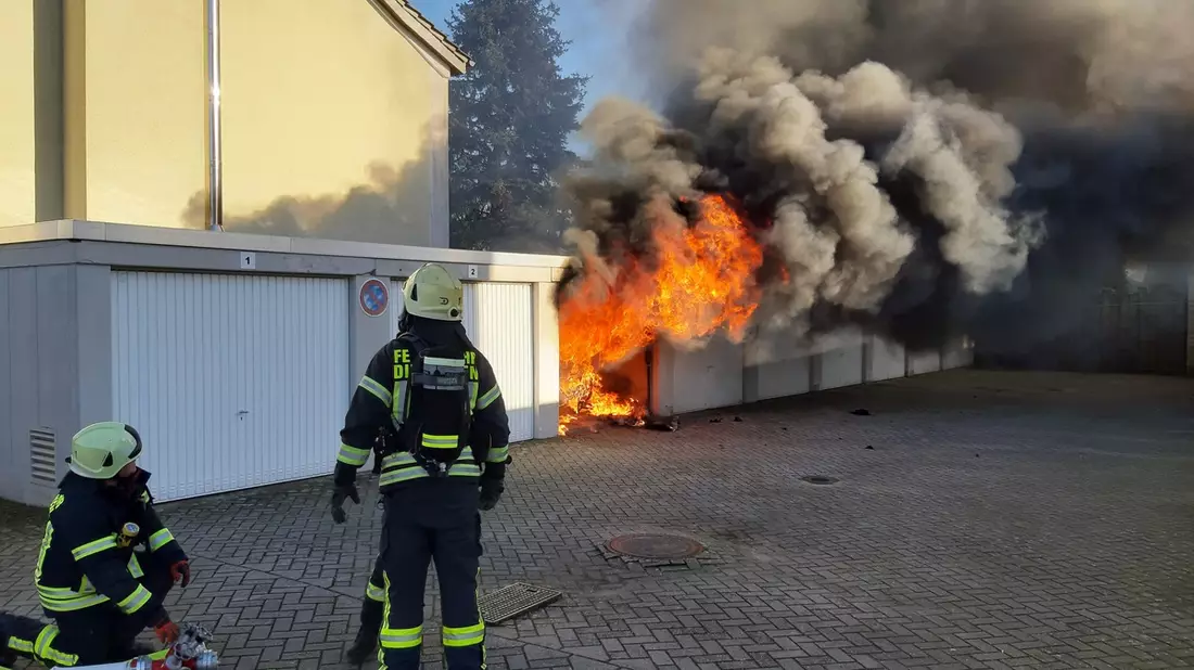 FW Dinslaken: Garagenbrand - Bild: presseportal.de