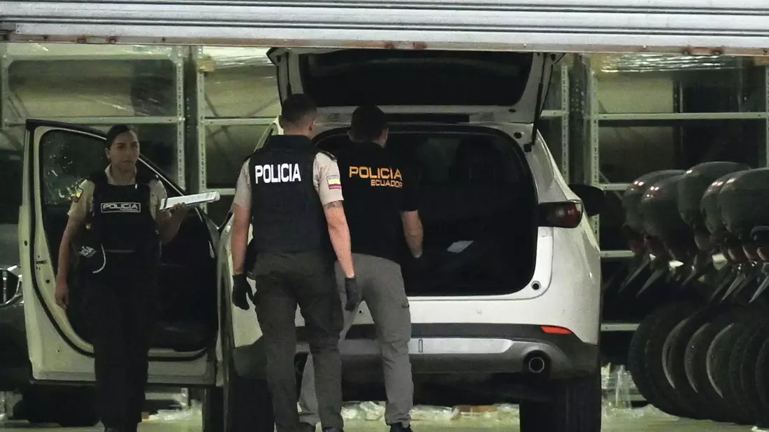 Polizisten in Schutzwesten untersuchen das Auto des erschossenen Staatsanwalts César Suárez. - Bild: dpa
