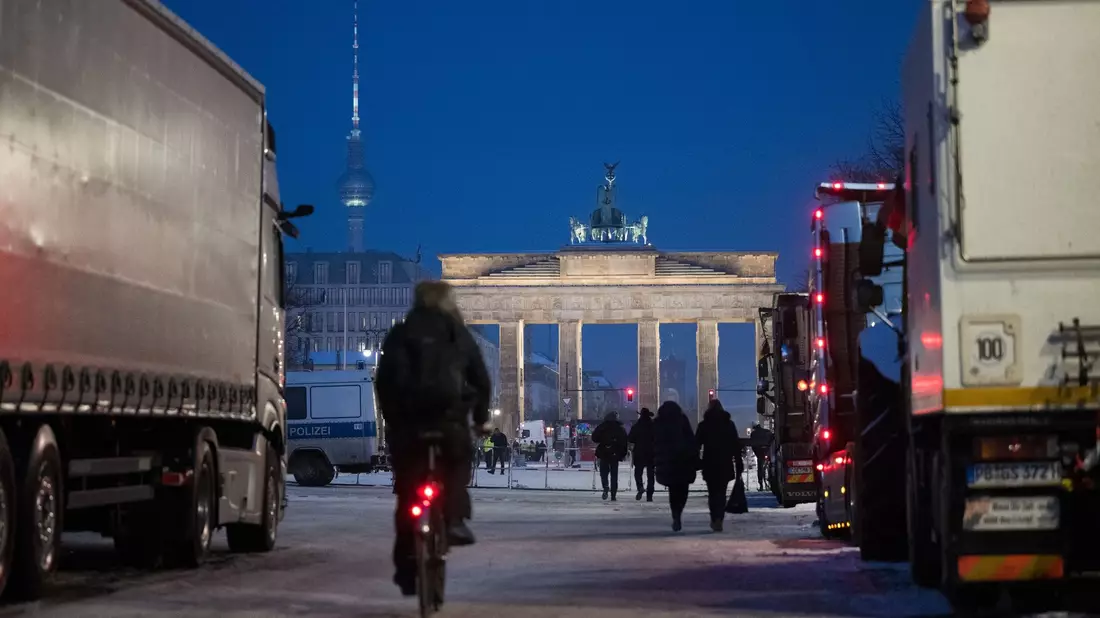 Der Bundesverband Logistik & Verkehr pro (BLV-pro) hatte zu einer Sternfahrt des Güterkraftverkehrs nach Berlin aufgerufen - und Hunderte kamen. - Bild: Sebastian Gollnow/dpa
