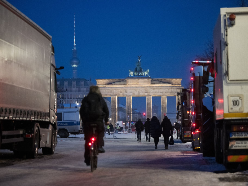 Der Bundesverband Logistik & Verkehr pro (BLV-pro) hatte zu einer Sternfahrt des Güterkraftverkehrs nach Berlin aufgerufen - und Hunderte kamen. - Foto: Sebastian Gollnow/dpa