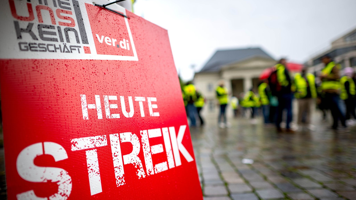 Verdi-Mitglieder versammeln sich bei einem Warnstreik in Oldenburg. Nach Einschätzung eines Experten stehen Deutschland «konfliktreiche Tarifverhandlungen» bevor. - Foto: Sina Schuldt/dpa