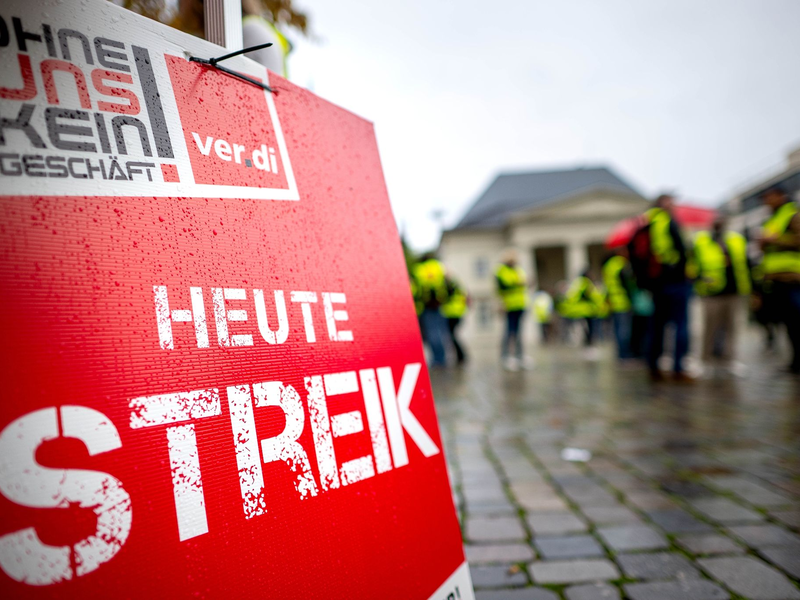 Verdi-Mitglieder versammeln sich bei einem Warnstreik in Oldenburg. Nach Einschätzung eines Experten stehen Deutschland «konfliktreiche Tarifverhandlungen» bevor. - Foto: Sina Schuldt/dpa