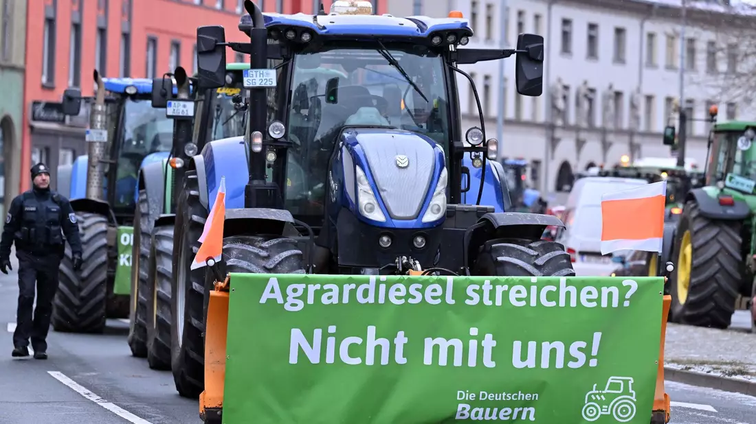 Traktoren blockieren eine Straße in Erfurt. Schon bald könnte es neue Bauernproteste geben. - Bild: Martin Schutt/dpa