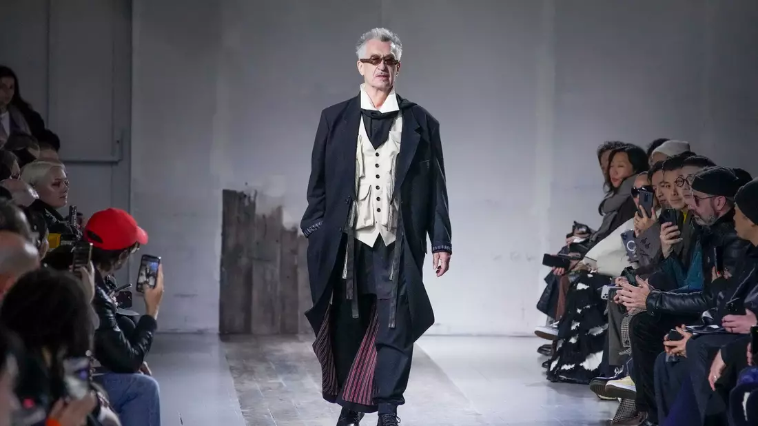 Lässige Eleganz: Wim Wenders auf dem Catwalk. - Bild: Christophe Ena/AP