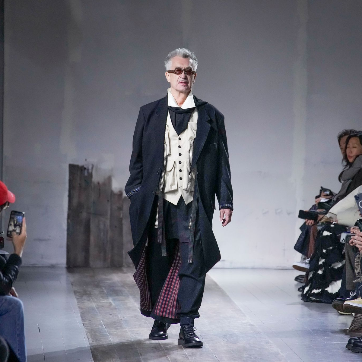 Wim Wenders trat auch schon als Model auf - 2024 in Paris. (Archivbild) - Foto: Christophe Ena/AP