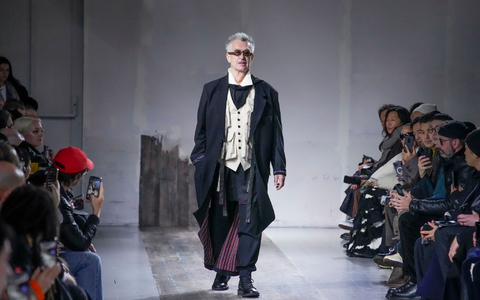 Lässige Eleganz: Wim Wenders auf dem Catwalk. - Foto: Christophe Ena/AP