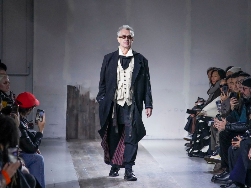Lässige Eleganz: Wim Wenders auf dem Catwalk. - Foto: Christophe Ena/AP