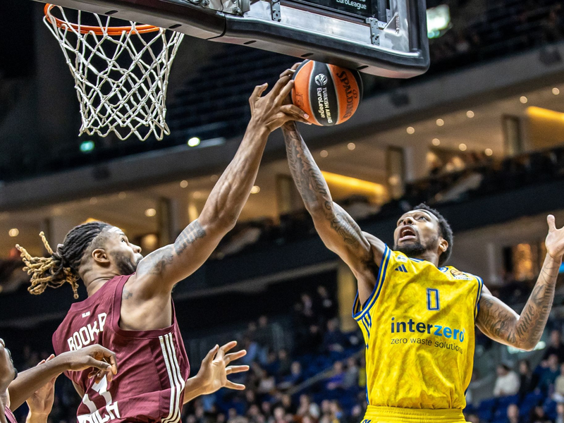 Bayerns Devin Booker versucht Berlins Sterling Brown (r) zu blocken. - Foto: Andreas Gora/dpa