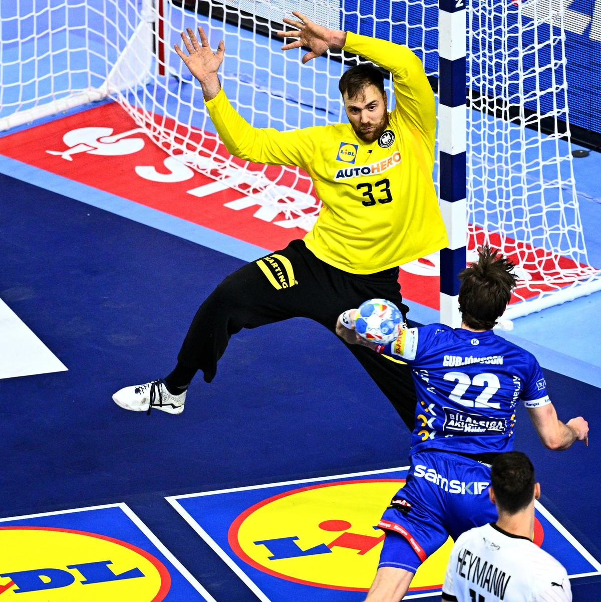 Torwart Andreas Wolff versucht, den Wurf von Islands Sigvaldi Gudjonsson zu parieren. - Foto: Tom Weller/dpa