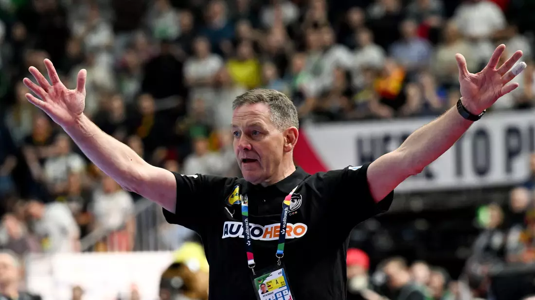 Handball-Bundestrainer Alfred Gislason trifft mit seinem Team auf Österreich. - Bild: Federico Gambarini/dpa