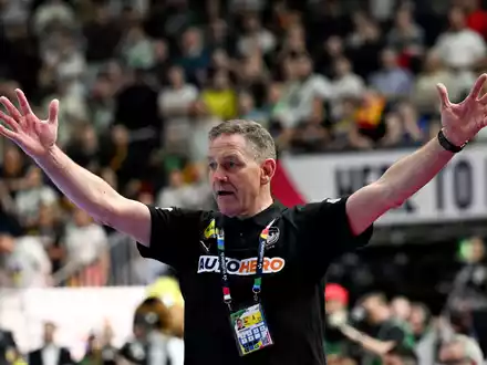 Alfred Gislason bleibt der Trainer der deutschen Handballer. - Foto: Federico Gambarini/dpa