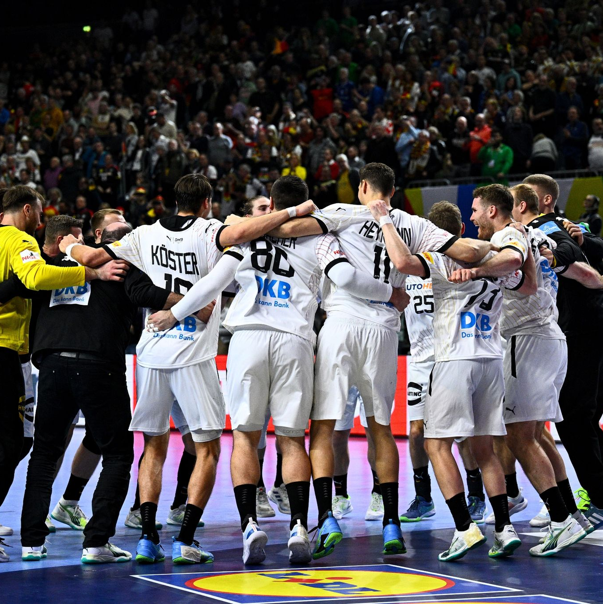 Deutschlands Spieler jubeln nach dem Sieg. - Foto: Tom Weller/dpa