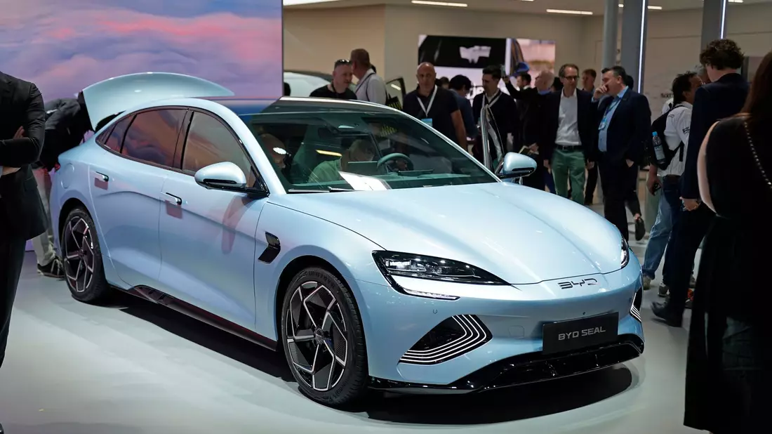 Ein BYD-Fahrzeug bei der Auto- und Verkehrsmesse IAA in München im September vergangenen Jahres. - Bild: Uwe Lein/dpa