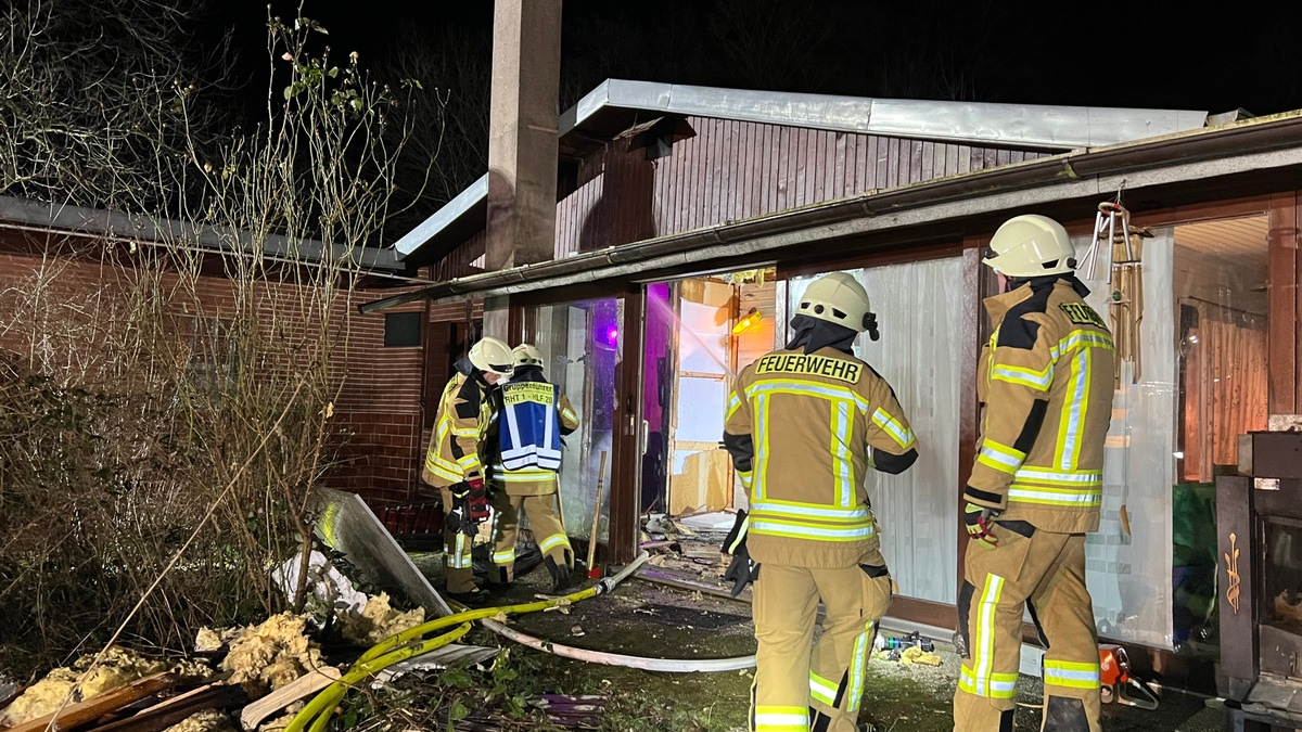 FW Rheurdt: Feuerwehr Rheurdt verhindert bei Brand am Landwehrweg Schlimmeres - Foto: presseportal.de