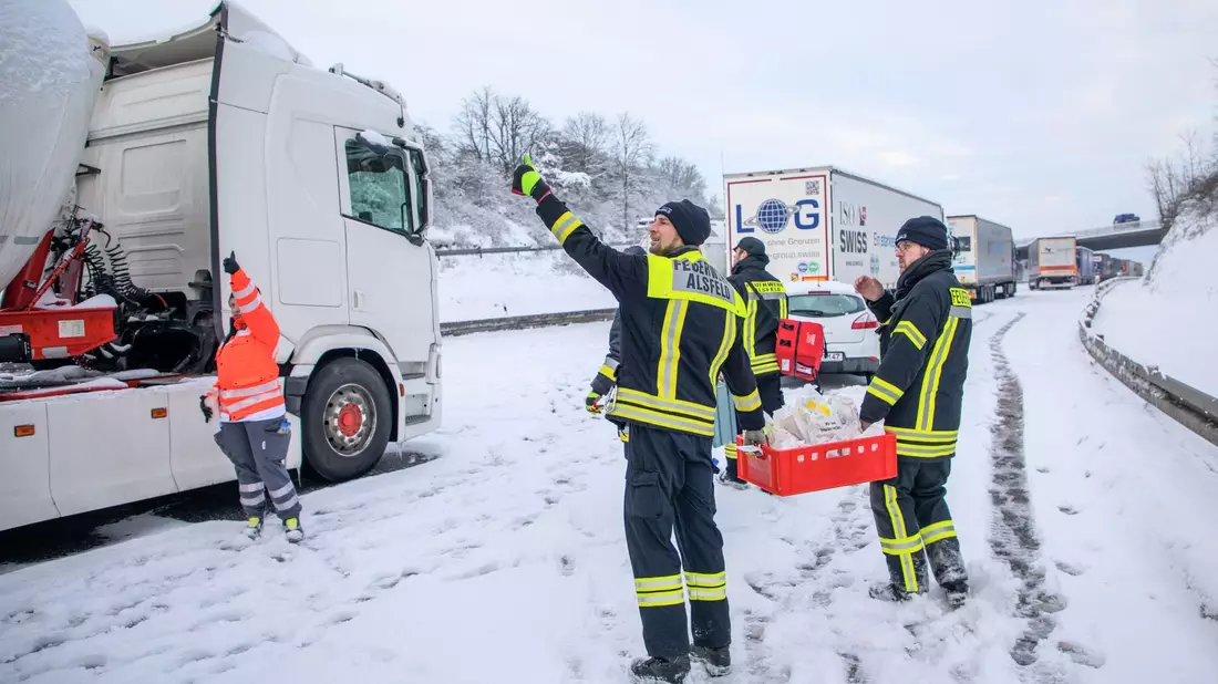 Zahlreiche Lastwagen haben die A5 in Osthessen wegen Schnee und Eis blockiert. - Bild: Stefan Weber/Fuldamedia/dpa