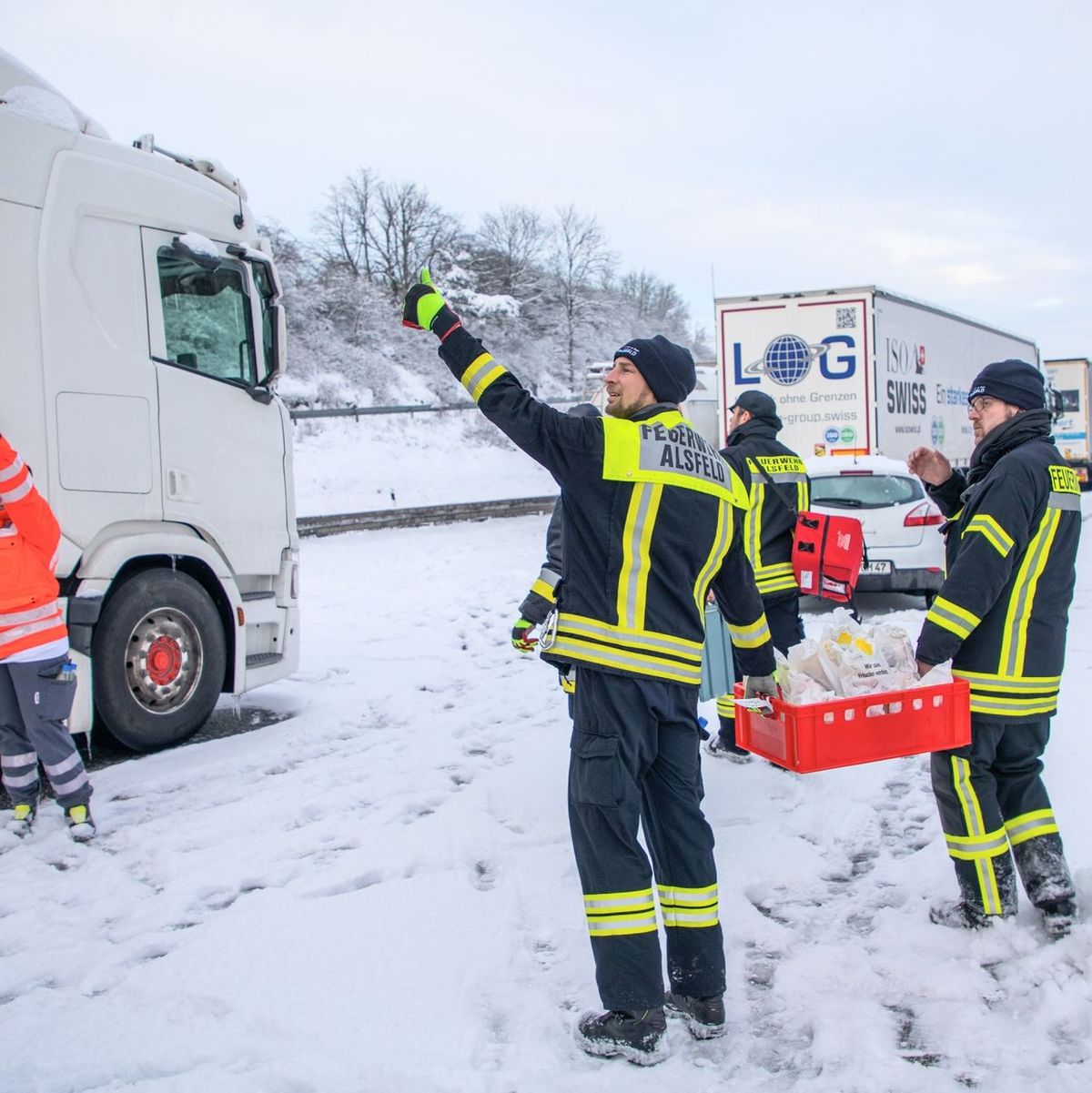 Zahlreiche Lastwagen haben die A5 in Osthessen wegen Schnee und Eis blockiert. - Foto: Stefan Weber/Fuldamedia/dpa