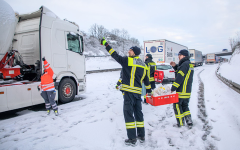 Zahlreiche Lastwagen haben die A5 in Osthessen wegen Schnee und Eis blockiert. - Foto: Stefan Weber/Fuldamedia/dpa