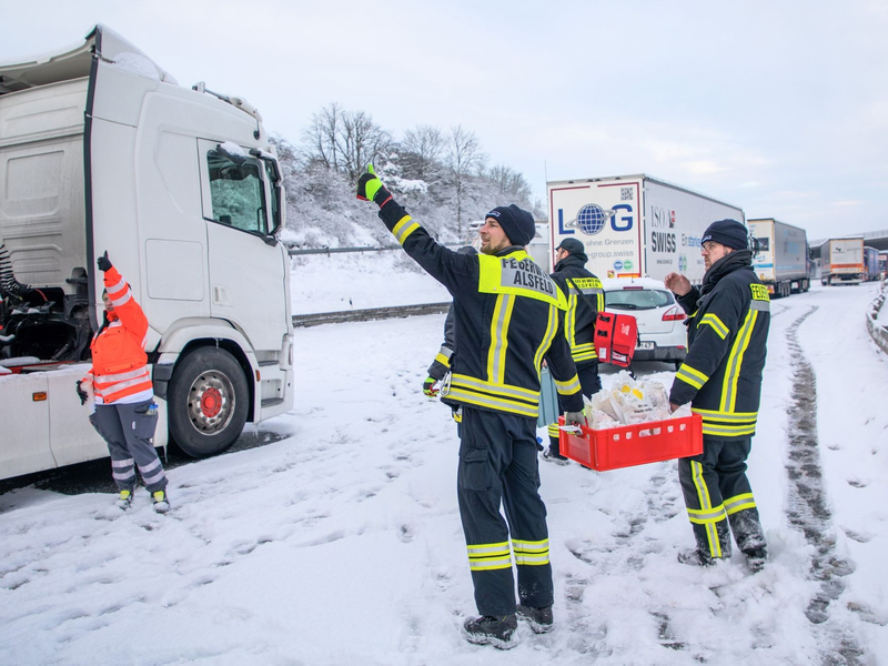Zahlreiche Lastwagen haben die A5 in Osthessen wegen Schnee und Eis blockiert. - Foto: Stefan Weber/Fuldamedia/dpa