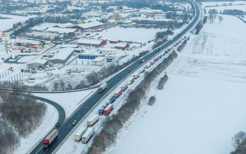 LKW auf der Autobahn A5 Richtung Norden stehen bei Schnee und Eis im Stau. - Foto: Stefan Weber/Fuldamedia/dpa