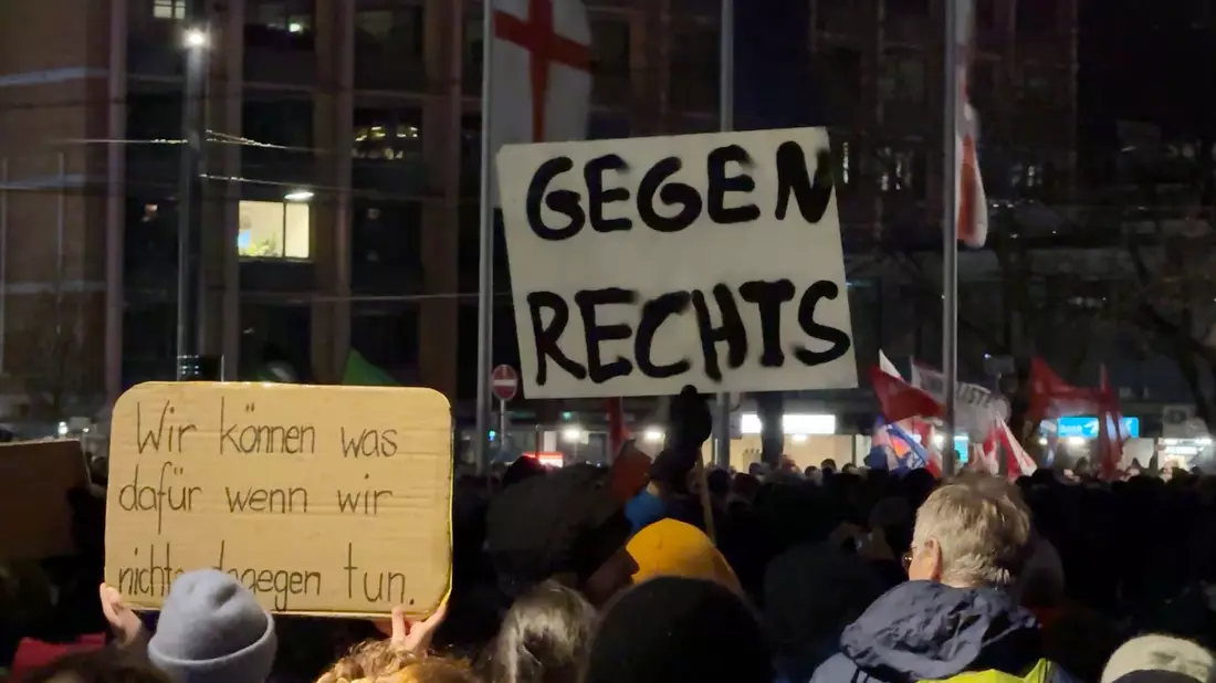 Nach Bekanntwerden des Treffens extremer Rechter in Potsdam gehen deutschlandweit Menschen auf die Straße - in Potsdam wollen auch die Behörden aktiv werden. - Bild: Valentin Gensch/dpa