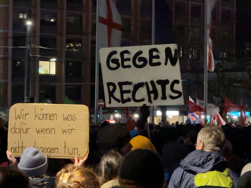 Nach Bekanntwerden des Treffens extremer Rechter in Potsdam gehen deutschlandweit Menschen auf die Straße - in Potsdam wollen auch die Behörden aktiv werden. - Foto: Valentin Gensch/dpa