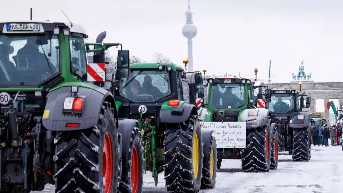 Bauernprotest: Zahlreiche Traktoren stehen am 16. Januar auf der Straße des 17. Juni in Berlin. - Bild: Carsten Koall/dpa