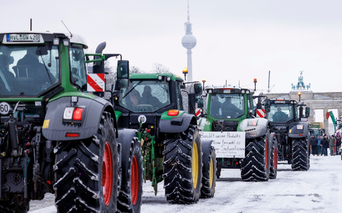 Bauernprotest: Zahlreiche Traktoren stehen am 16. Januar auf der Straße des 17. Juni in Berlin. - Foto: Carsten Koall/dpa