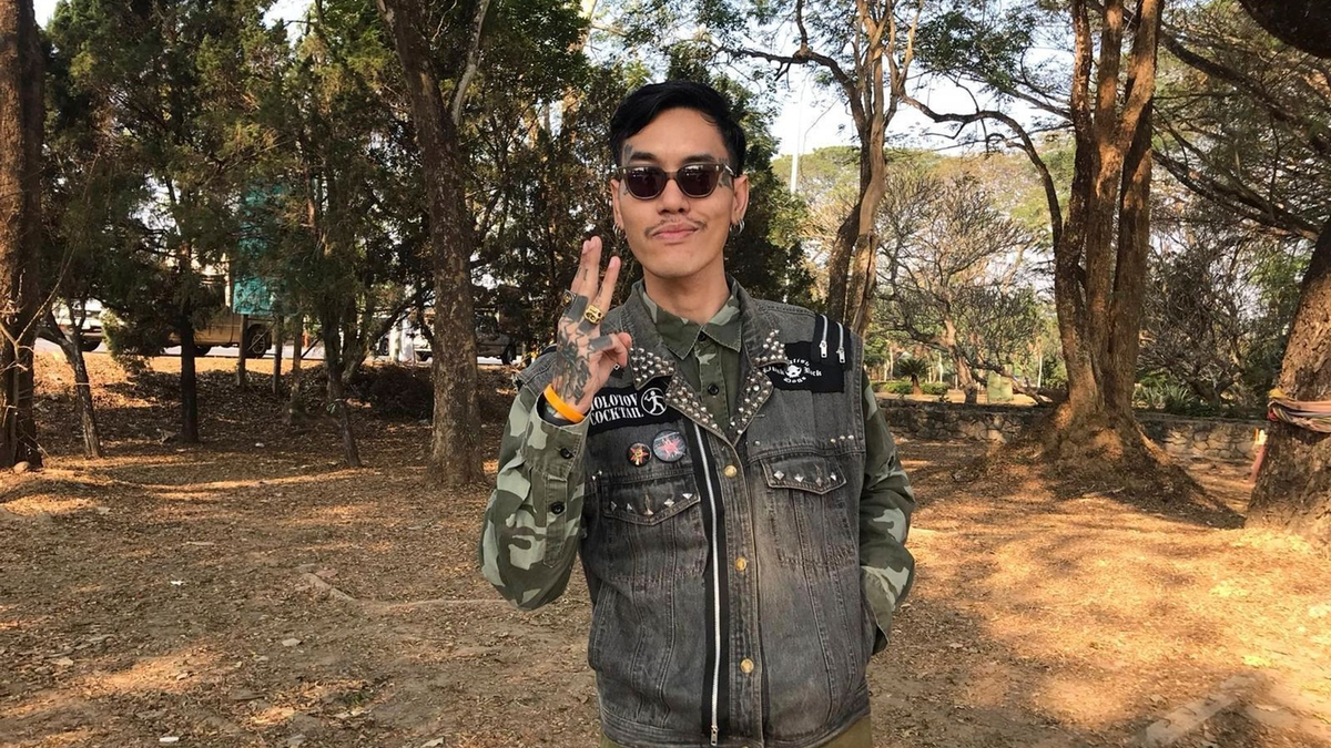 Der politische Aktivist Mongkhon Thirakot mit dem pro-demokratischen Geste: der Drei-Finger-Gruß. - Foto: Thai Lawyers for Human Rights/AP/dpa