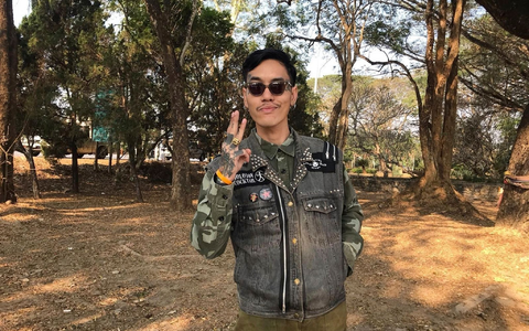 Der politische Aktivist Mongkhon Thirakot mit dem pro-demokratischen Geste: der Drei-Finger-Gruß. - Foto: Thai Lawyers for Human Rights/AP/dpa