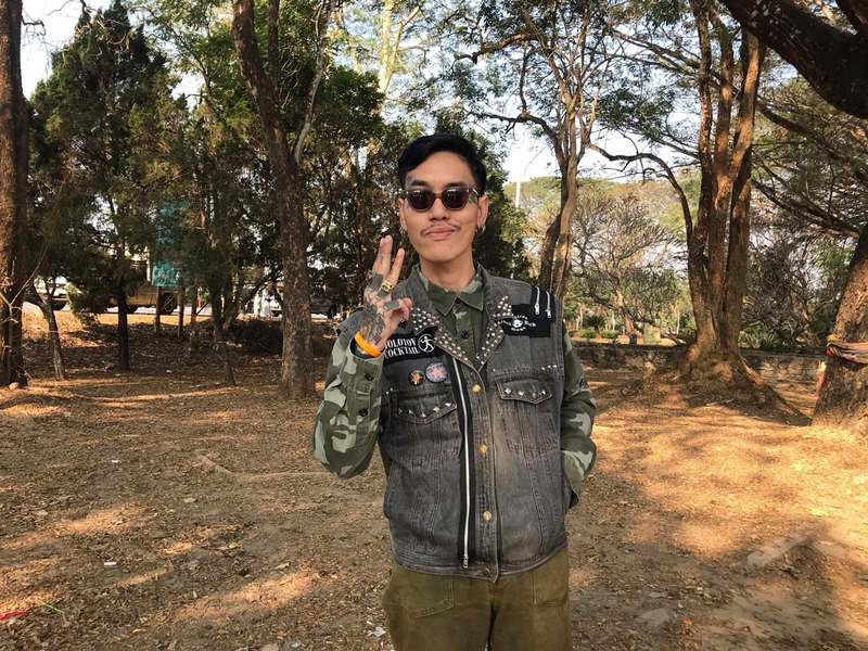 Der politische Aktivist Mongkhon Thirakot mit dem pro-demokratischen Geste: der Drei-Finger-Gruß. - Foto: Thai Lawyers for Human Rights/AP/dpa