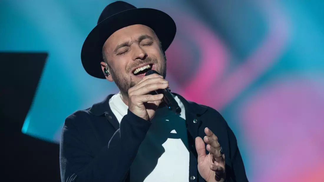 Der deutsche Sänger Max Mutzke kämpft beim deutschen ESC-Vorentscheid um den Startplatz beim Eurovision Song Contest 2024. - Bild: Hendrik Schmidt/dpa-Zentralbild/dpa