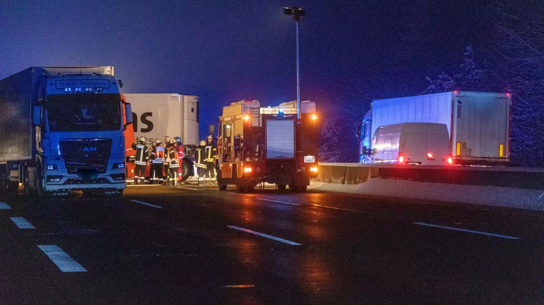 Bei einem Auffahrunfall auf der Autobahn 5 ist ein 50 Jahre alter Lkw-Fahrer gestorben. - Bild: Karl-Ernst Crönlein/Fuldamedia/dpa