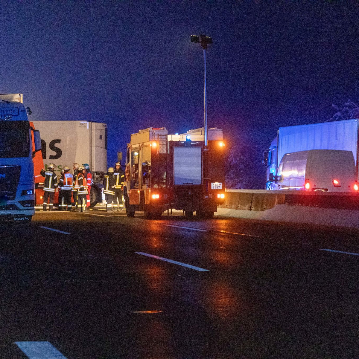 Bei einem Auffahrunfall auf der Autobahn 5 ist ein 50 Jahre alter Lkw-Fahrer gestorben. - Foto: Karl-Ernst Crönlein/Fuldamedia/dpa