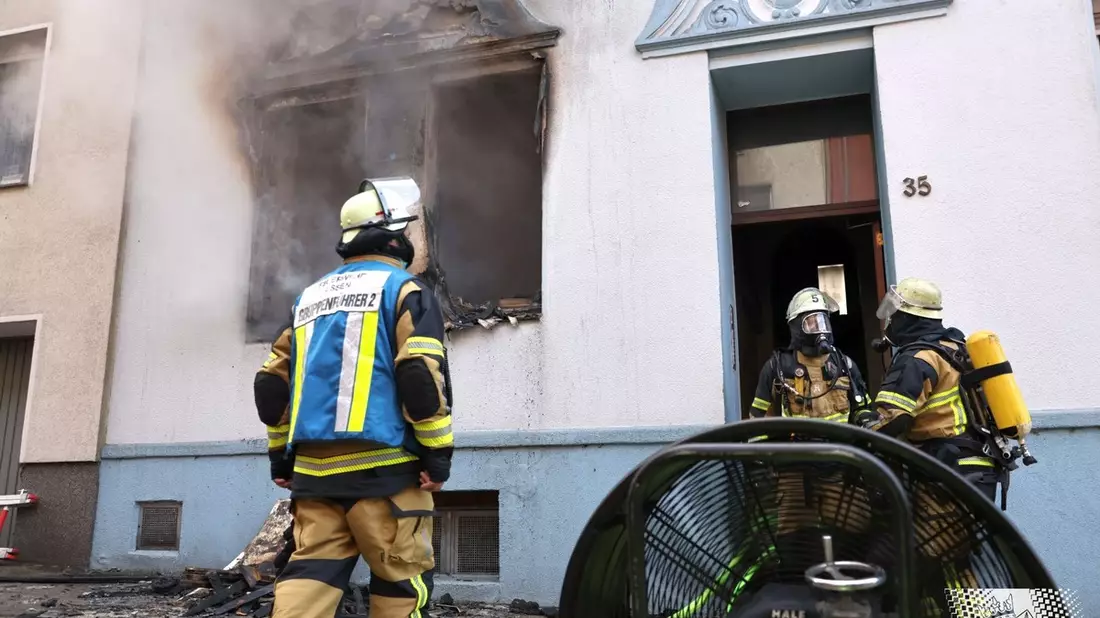 FW-E: Brand in einer Doppelhaushälfte - Bewohner retten sich ins Freie - Bild: presseportal.de