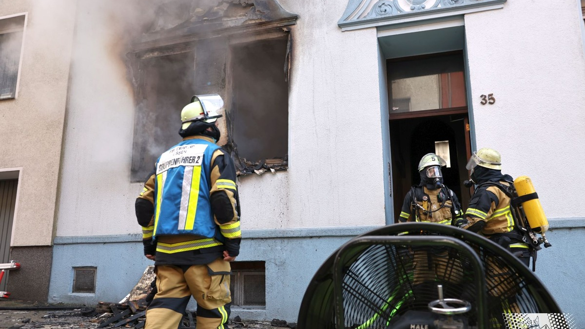 FW-E: Brand in einer Doppelhaushälfte - Bewohner retten sich ins Freie - Foto: presseportal.de