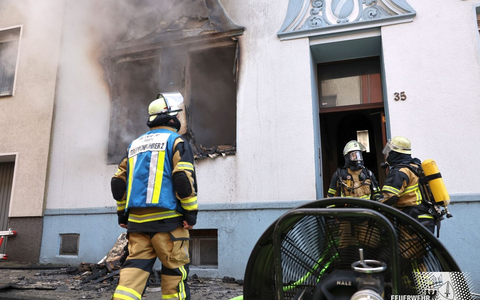 FW-E: Brand in einer Doppelhaushälfte - Bewohner retten sich ins Freie - Foto: presseportal.de