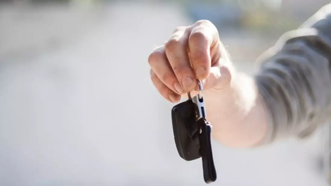 Autokredit - Bild: https://www.pexels.com/de-de/foto/mann-hand-makro-schlussel-97079/