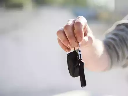 Autokredit - Foto: https://www.pexels.com/de-de/foto/mann-hand-makro-schlussel-97079/