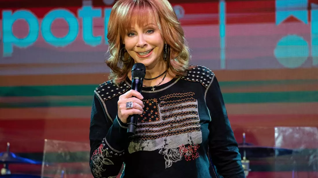 Die amerikanische Nationalhymne vor dem Super Bowl wurde schon von Musikgrößen wie Beyoncé, Whitney Houston und Neil Diamond gesungen. Nun darf sich Reba McEntire in die Liste der Künstler einreihen. - Bild: Amy Harris/Invision/AP/dpa