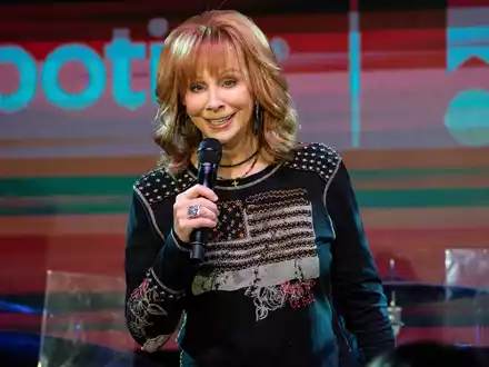 Die amerikanische Nationalhymne vor dem Super Bowl wurde schon von Musikgrößen wie Beyoncé, Whitney Houston und Neil Diamond gesungen. Nun darf sich Reba McEntire in die Liste der Künstler einreihen. - Foto: Amy Harris/Invision/AP/dpa