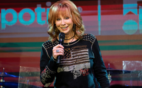 Die amerikanische Nationalhymne vor dem Super Bowl wurde schon von Musikgrößen wie Beyoncé, Whitney Houston und Neil Diamond gesungen. Nun darf sich Reba McEntire in die Liste der Künstler einreihen. - Foto: Amy Harris/Invision/AP/dpa Die amerikanische Nationalhymne vor dem Super Bowl wurde schon von Musikgrößen wie Beyoncé, Whitney Houston und Neil Diamond gesungen. Nun darf sich Reba McEntire in die Liste der Künstler einreihen. - Foto: Amy Harris/Invision/AP/dpa