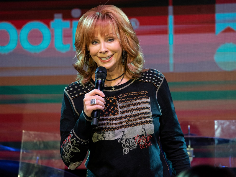 Die amerikanische Nationalhymne vor dem Super Bowl wurde schon von Musikgrößen wie Beyoncé, Whitney Houston und Neil Diamond gesungen. Nun darf sich Reba McEntire in die Liste der Künstler einreihen. - Foto: Amy Harris/Invision/AP/dpa