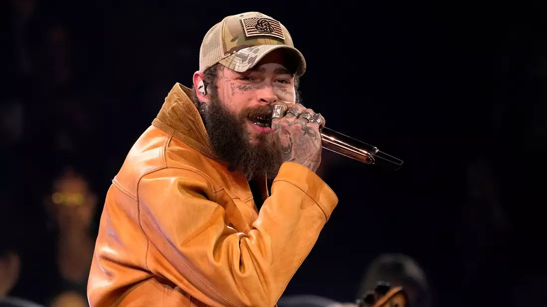 Post Malone versüßte einer Barkeeperin in Houston das Weihnachtsfest. (Archivbild) - Bild: George Walker IV/Invision/AP/dpa