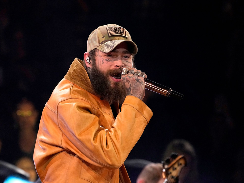 Post Malone versüßte einer Barkeeperin in Houston das Weihnachtsfest. (Archivbild) - Foto: George Walker IV/Invision/AP/dpa