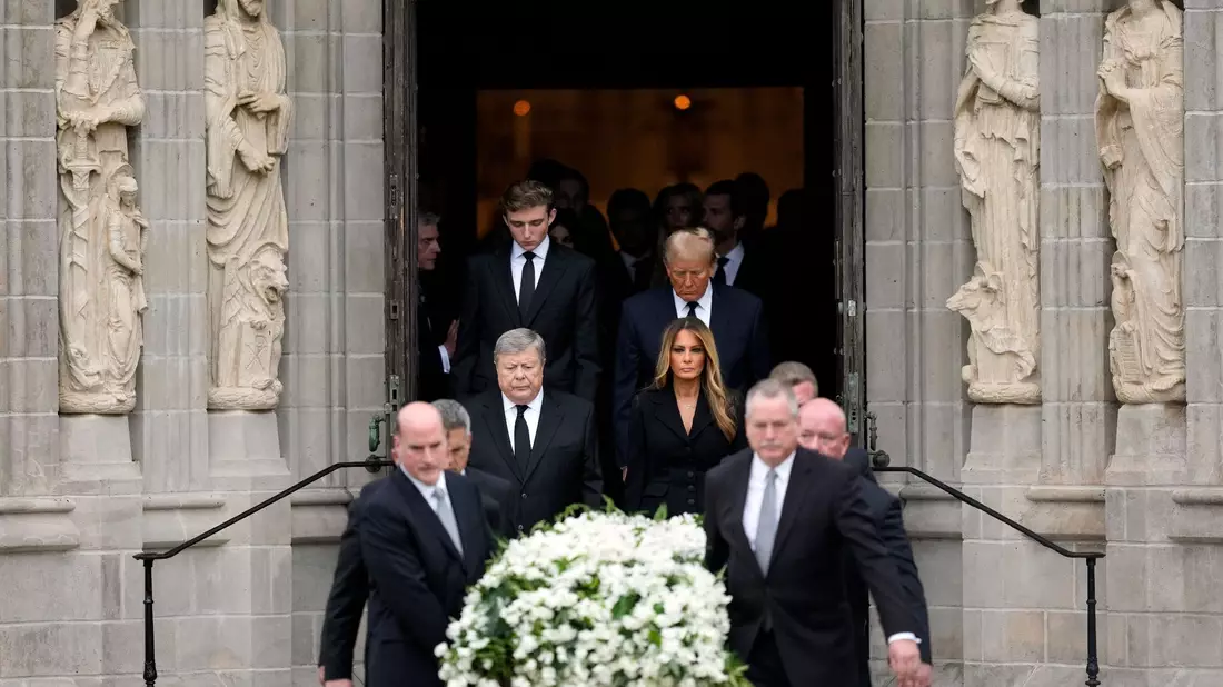Melania Trump (Mitte r.) und ihr Vater Viktor Knavs sowie Donald Trump (hinten r.) neben Sohn Barron trauern um die Mutter der ehemaligen First Lady, Amalija Knavs. - Bild: Rebecca Blackwell/AP/dpa
