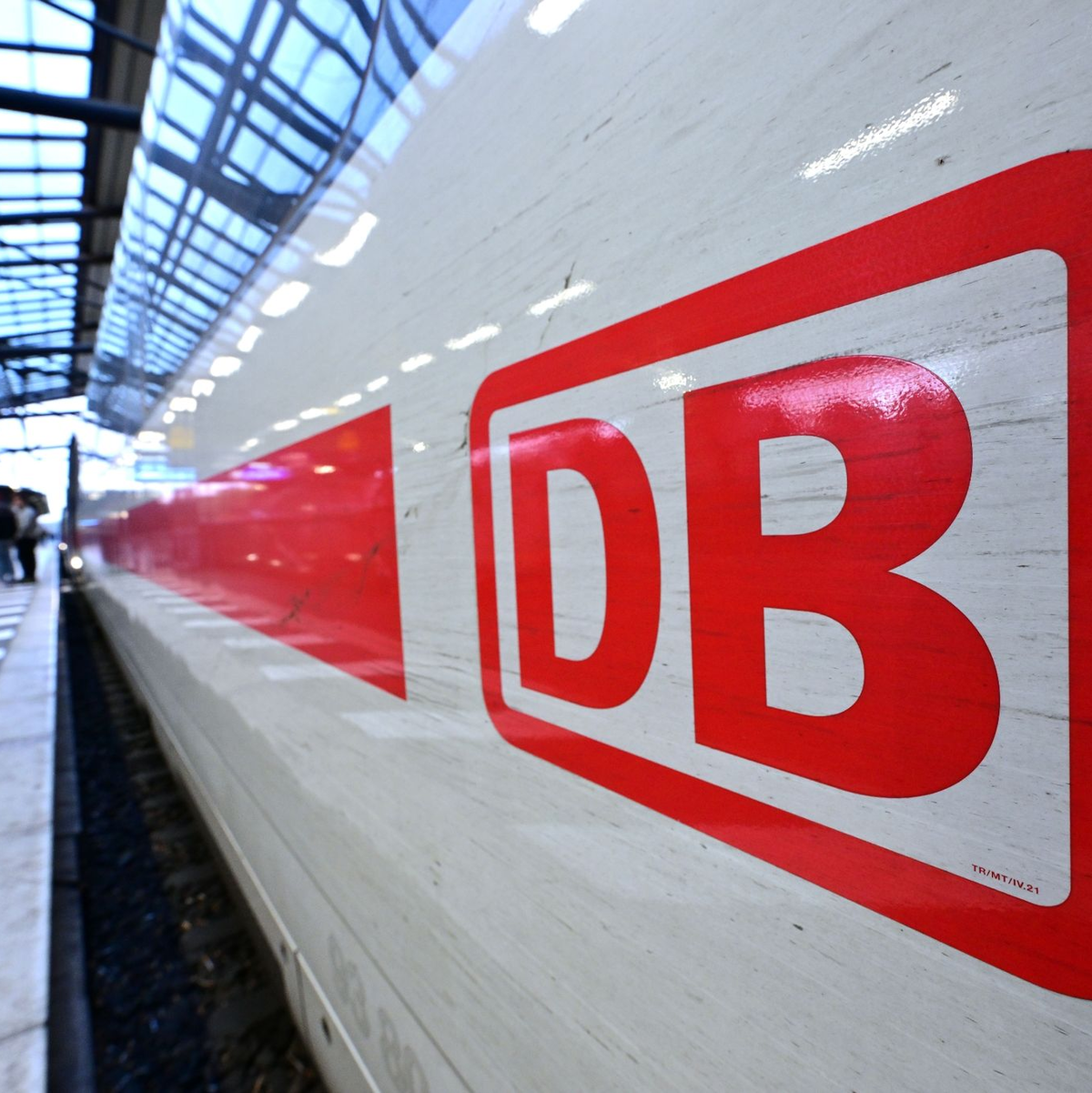 Seit Anfang November stecken die Deutsche Bahn und die GDL in einem Tarifkonflikt. - Foto: Martin Schutt/dpa