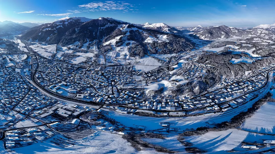 Blick über den Wintersportort Kitzbühel. - Bild: Expa/Johann Groder/APA/dpa