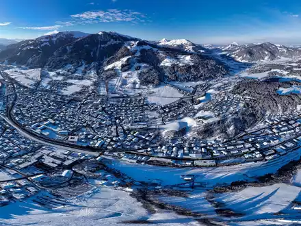 Blick über den Wintersportort Kitzbühel. - Foto: Expa/Johann Groder/APA/dpa