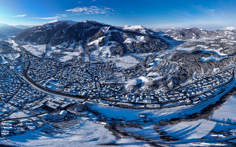 Blick über den Wintersportort Kitzbühel. - Foto: Expa/Johann Groder/APA/dpa