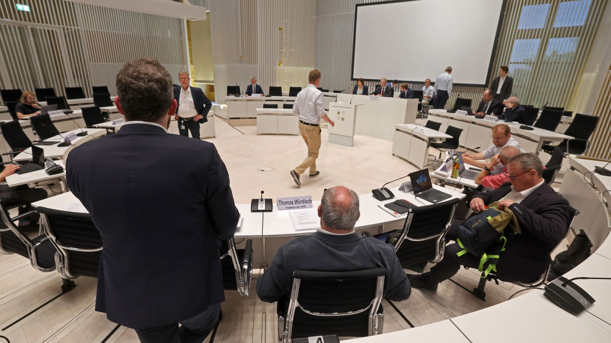 Mitglieder des Parlamentarischen Untersuchungsausschusses zur Stiftung Klima- und Umweltschutz MV im Plenarsaal des Schweriner Landtags. (Archivbild) - Foto: Bernd Wüstneck/dpa